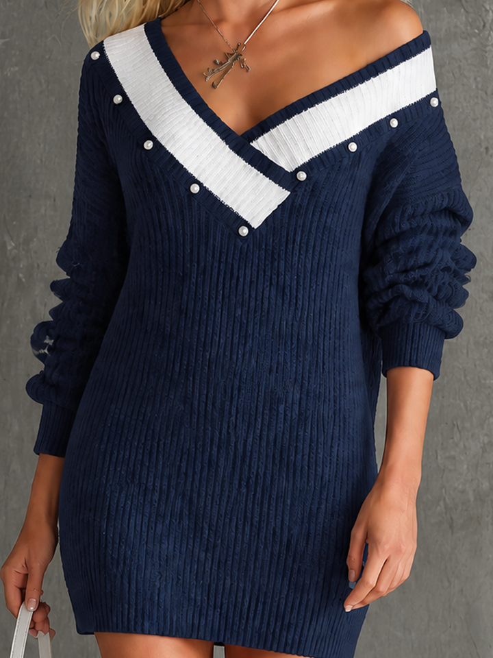 Robe bleu marine à col blanc, détail du col