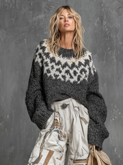 Pull anthracite jacquard — vue portée de trois-quarts, pantalon cargo clair