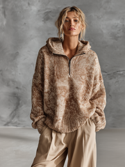 Pull camel chiné à capuche — vue portée de face, debout