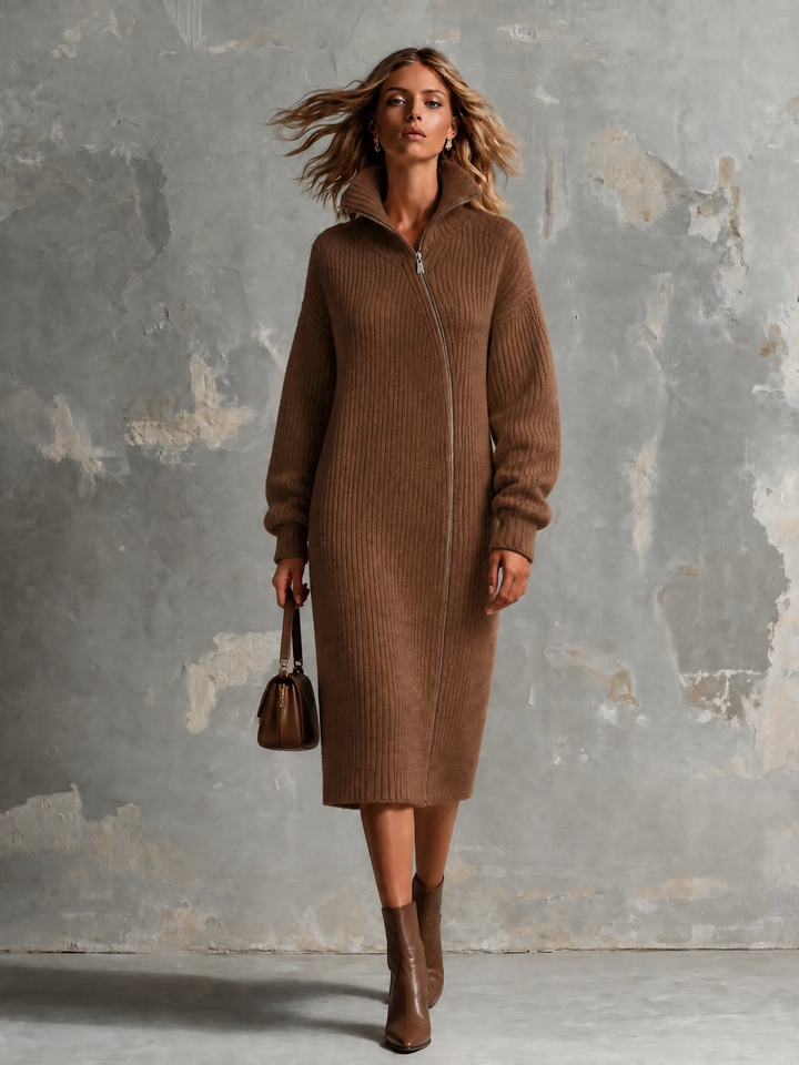 Robe en maille brune zippée, vue d'ensemble de face