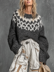 Pull anthracite jacquard — vue portée de face, cadrée à la taille, motif jacquard autour de l'encolure