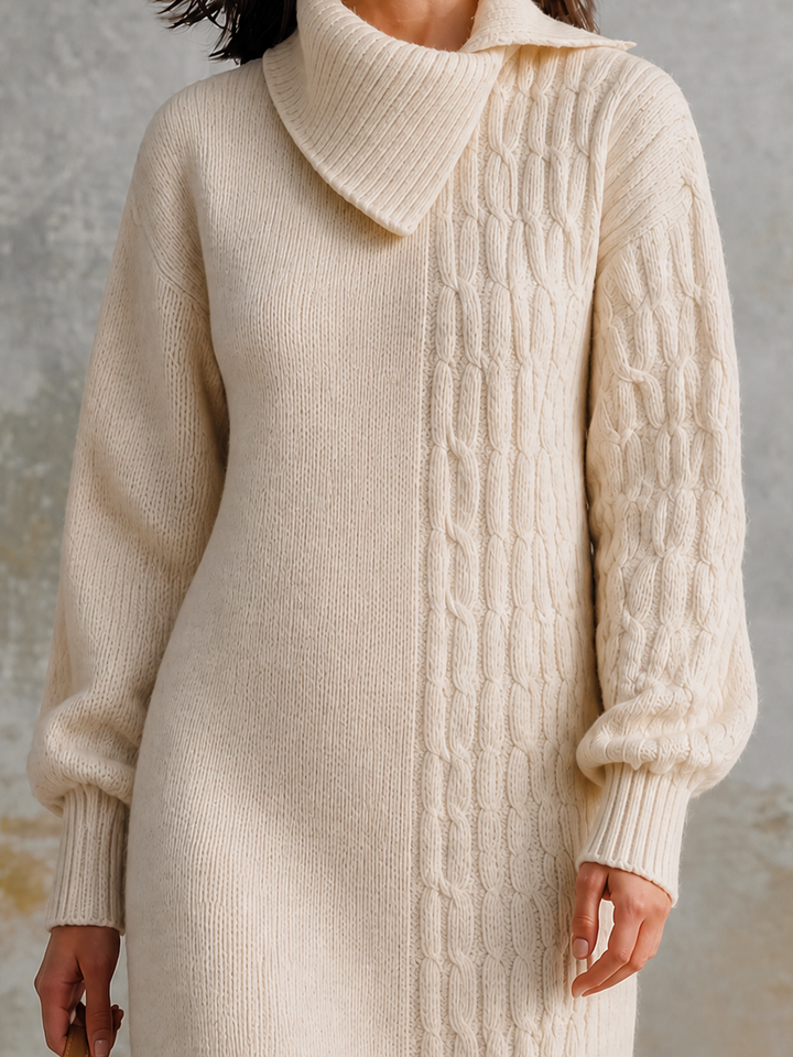Robe écrue à col croisé, détail des torsades