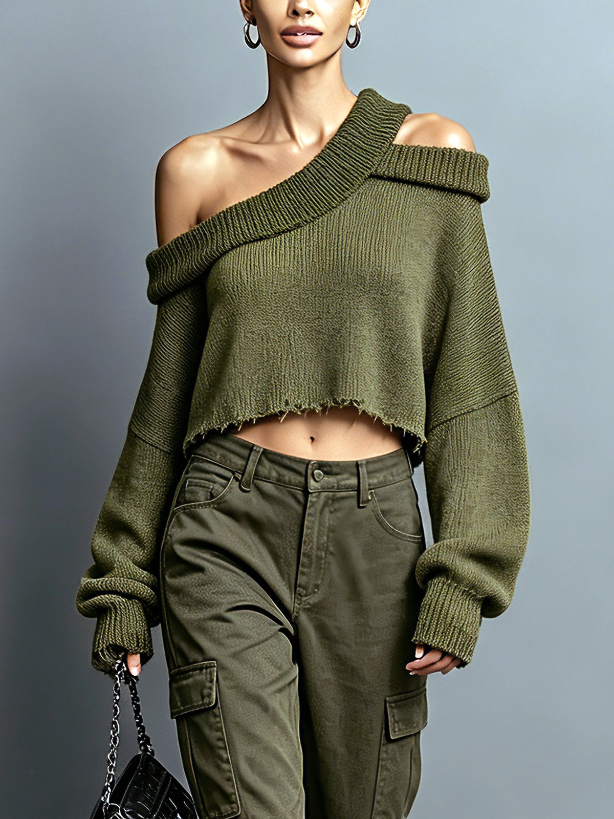 Pull court kaki asymétrique — vue portée de face, pantalon cargo vert olive