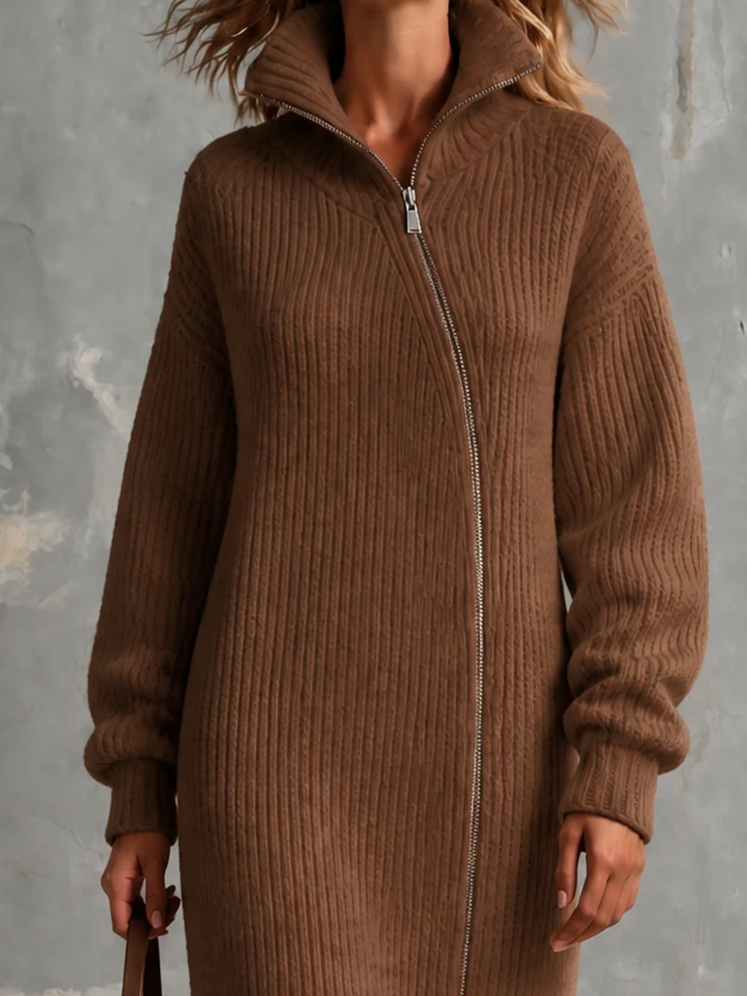 Robe en maille brune zippée, gros plan du zip