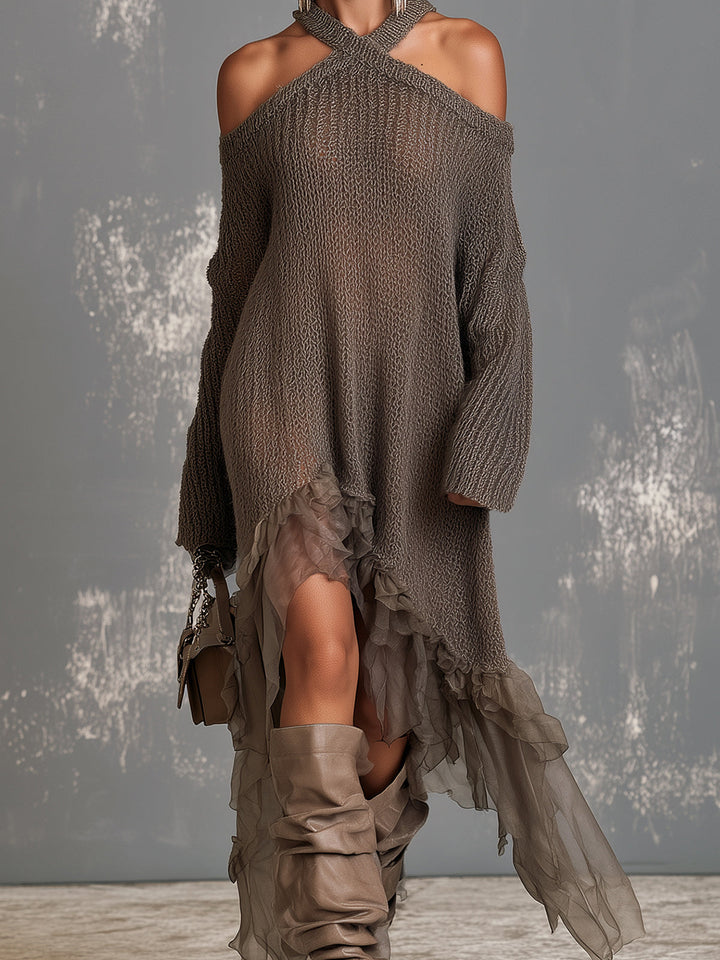 Robe en maille brune à volants, vue rapprochée de face