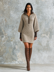 Robe maille taupe col zippé — vue portée en pied de face, devant un mur texturé