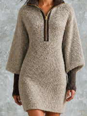 Robe maille taupe col zippé — vue portée de face, plan moyen sur le haut et la fermeture argentée