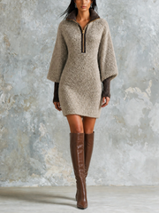 Robe maille taupe col zippé — vue portée en pied, hautes bottes en cuir marron foncé