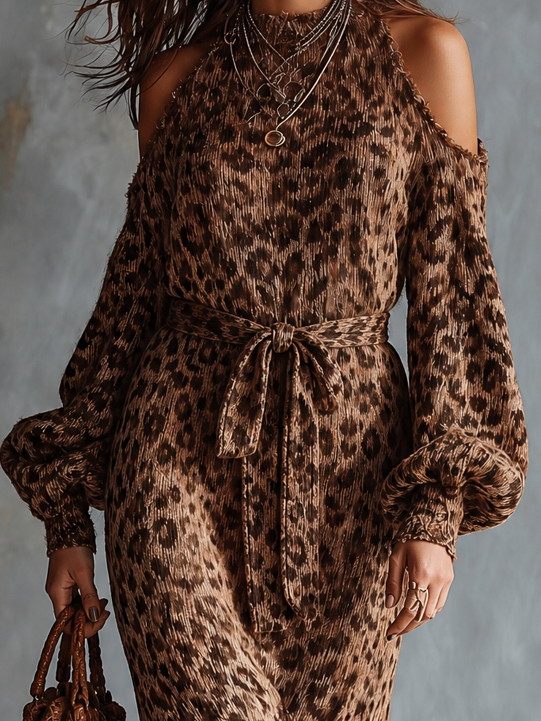 Robe en maille léopard brune, vue rapprochée de face