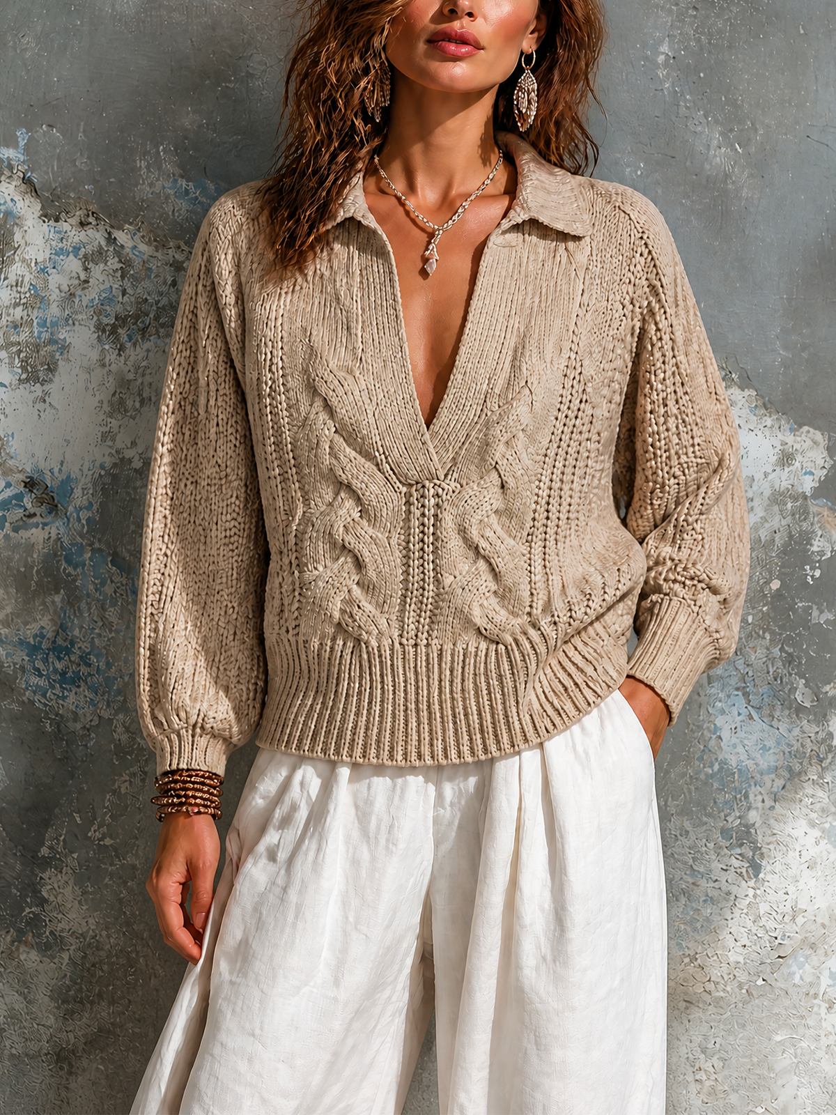 Pull beige à torsades — vue portée en pied, pantalon blanc large