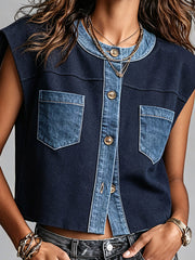 Gilet coton bleu marine — gros plan du torse, des poches en jean et des boutons marron