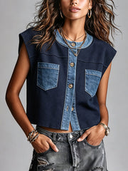 Gilet coton bleu marine — vue portée de face, poches en jean sur la poitrine, jean gris