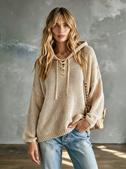 Pull beige capuche col lacé — vue portée en pied de trois-quarts, coupe ample