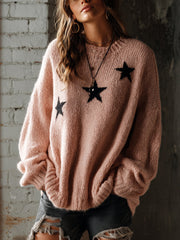 Pull rose à motifs étoiles — vue portée de face, long collier et jean déchiré foncé