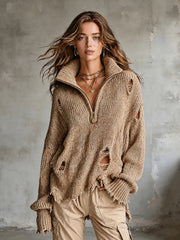 Haut camel zippé col montant — vue portée de face, plan plus large, cheveux au vent