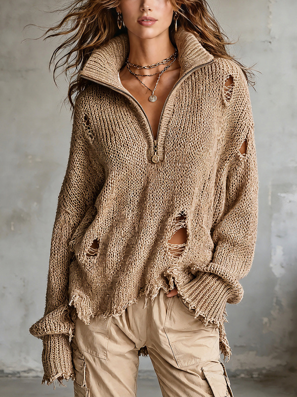 Haut camel zippé col montant — vue portée de face, fermeture éclair entrouverte, pantalon cargo beige