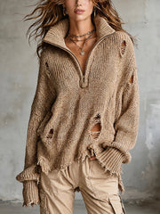 Haut camel zippé col montant — vue portée de face, fermeture éclair entrouverte, pantalon cargo beige