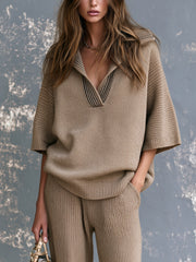 Pull camel col polo — vue portée de face, cadrée de la poitrine à la taille