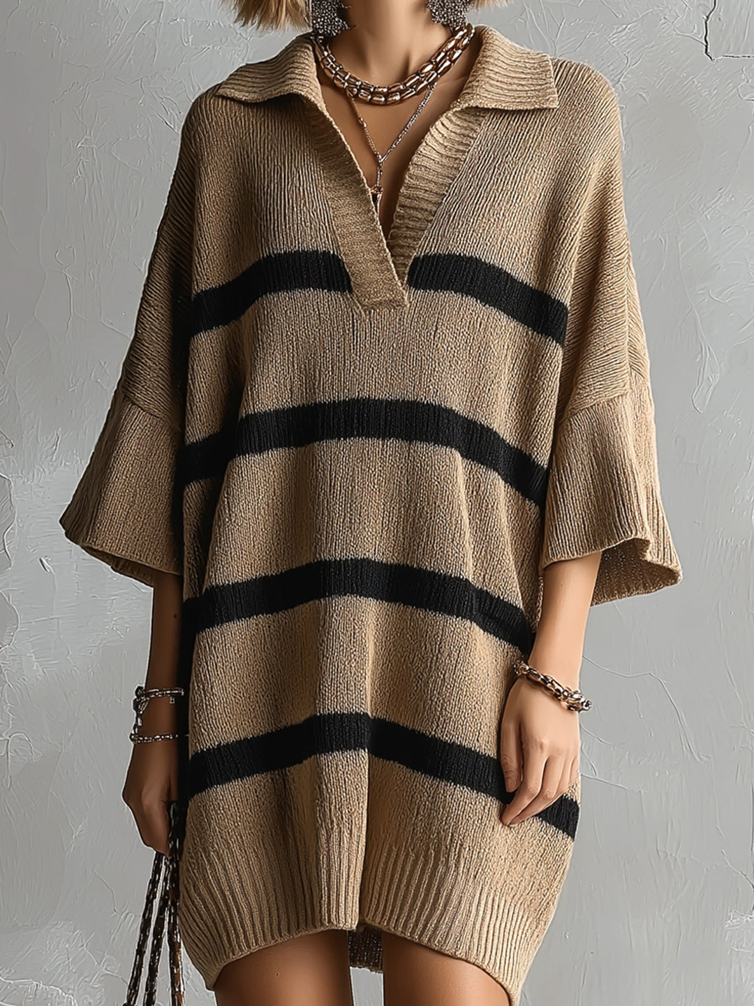 Robe en maille camel rayée, gros plan du col