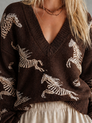 Détail du col V et des motifs de zèbres du pull brun.