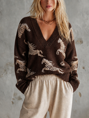 Pull brun à col V et motifs de zèbres écrus, vue de face.