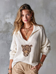 Pull écru à tête de léopard, porté de face.