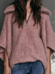 Pull rose col revers zippé — gros plan de la poitrine, du grand col et de la fermeture zippée argentée