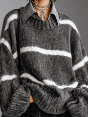 Pull rayé gris effet superposé — gros plan du haut du pull, des rayures blanches et du col de chemise gris