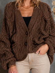 Cardigan brun à torsades — gros plan de la maille torsadée et des boutons