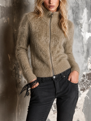 Cardigan taupe zippé à col montant et bords côtelés, porté de face.