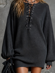 Robe en maille noire, gros plan de l'encolure lacée