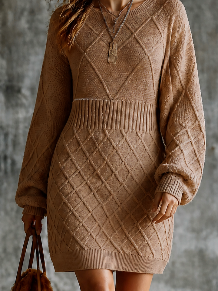 Robe en maille camel, gros plan des losanges