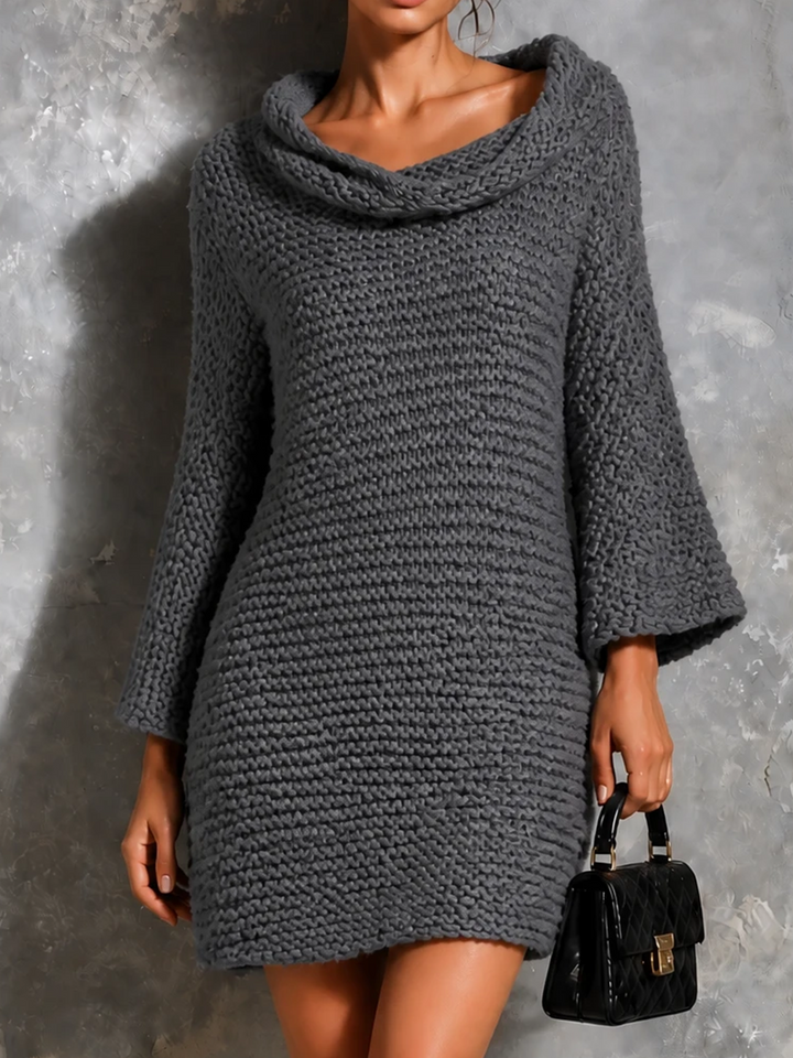 Robe en maille grise, gros plan du col drapé