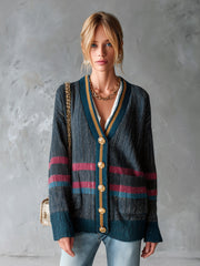 Cardigan gris à poches plaquées — vue portée de trois-quarts, bandoulière de sac sur l'épaule