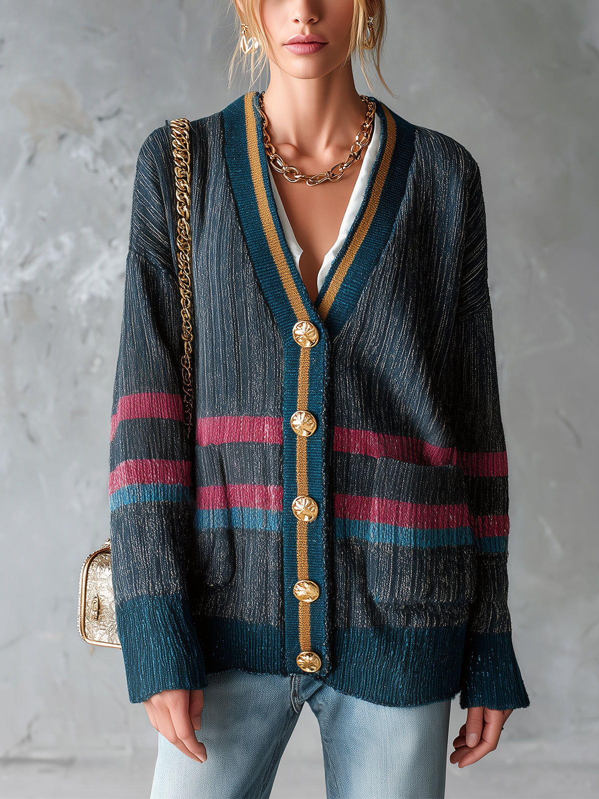 Cardigan gris à poches plaquées — vue portée de face, cadrée à la taille, bordure jaune au col en V