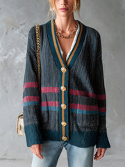 Cardigan gris à poches plaquées — vue portée de face, cadrée à la taille, bordure jaune au col en V