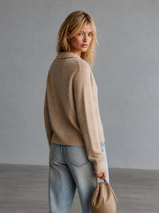 Cardigan camel effet superposé — vue portée de trois-quarts, de dos, regard par-dessus l'épaule