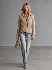 Cardigan camel effet superposé — vue portée en pied, petit sac à main beige