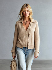 Cardigan camel effet superposé — vue portée de trois-quarts, cadrée à la taille
