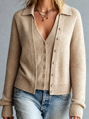 Cardigan camel effet superposé — gros plan du buste, du col et des petits boutons
