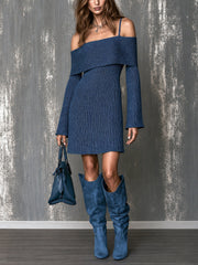 Robe courte épaules dénudées bleu jean — vue portée en pied, sac à main et bottes bleu foncé assortis