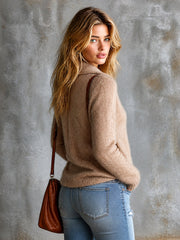 Cardigan camel à col revers — vue portée de profil, côté droit, sac en cuir marron sur la hanche