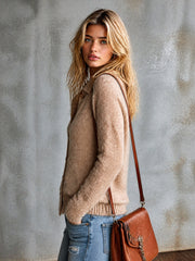 Cardigan camel à col revers — vue portée de profil, côté gauche, sac en cuir marron