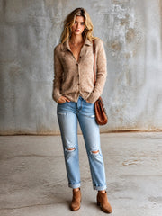 Cardigan camel à col revers — vue portée en pied, jean retroussé, bottines et sac en cuir marron