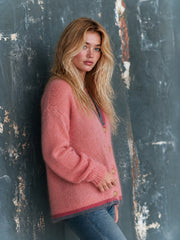 Cardigan rose et marine — vue portée de profil, côté gauche