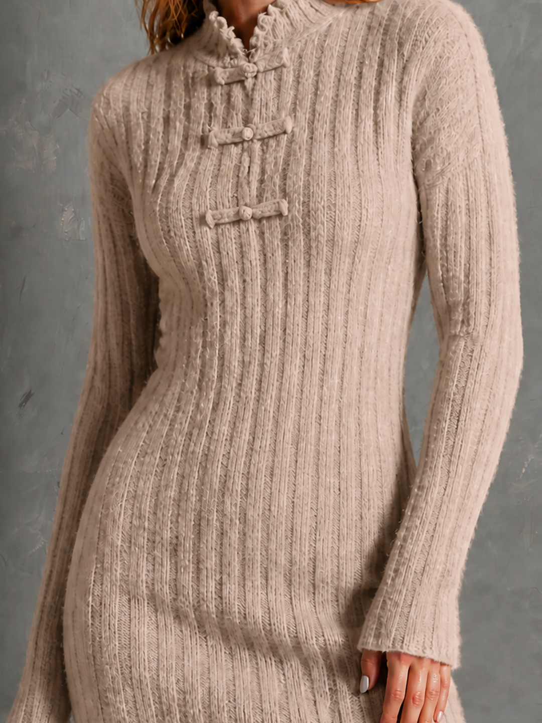 Robe en maille beige, gros plan du col officier