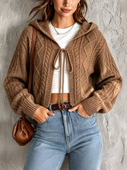 Cardigan court brun à capuche — vue portée de face, lien noué sur le haut blanc, jean et ceinture marron