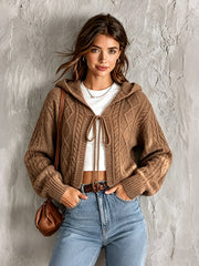 Cardigan court brun à capuche — vue portée de face, autre posture