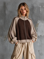 Cardigan brun beige col zippé — vue portée de trois-quarts, une main sur la hanche