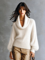 Pull blanc crème col drapé — vue portée de face, autre pose